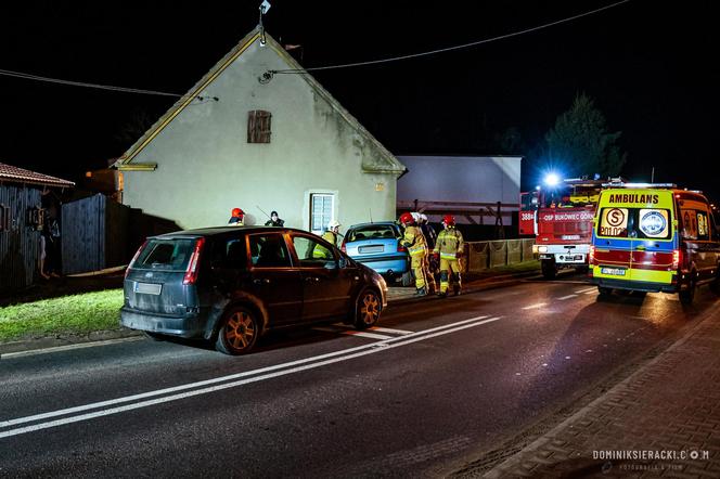 Jeden wjechał samochodem w dom, drugi w mur i dachował