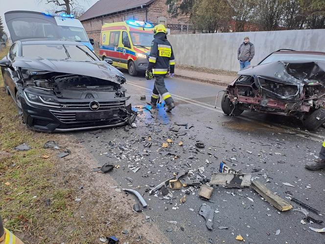 Wypadek w Starym Polichnie dwóch samochodów osobowych