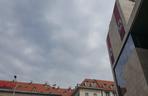 Te flagi na Teatrze Capitol wzbudzają sporo kontrowersji. Nawiązanie do symboliki nazistowskiej to nie przypadek [AUDIO]