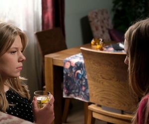 M jak miłość odc. 1872 po wakacjach. Lenka (Olga Cybińska), Sara (Nadia Smyczek)