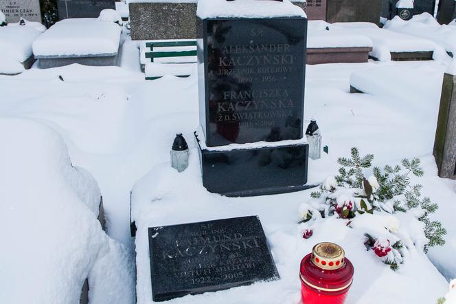 Tak wygląda grób ojca Kaczyńskich. Jest inny niż grób matki