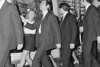 QUIZ PRL. Studniówka w PRL-u: biała bluzka, polonez i oranżada. Czy ktoś to jeszcze pamięta? 