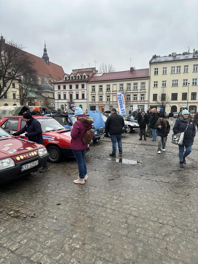 WOŚP 2024 w Krakowie. Zlot samochodów Złombol na Placu Wolnica przyciągnął tłumy fanów aut rodem z PRL-u