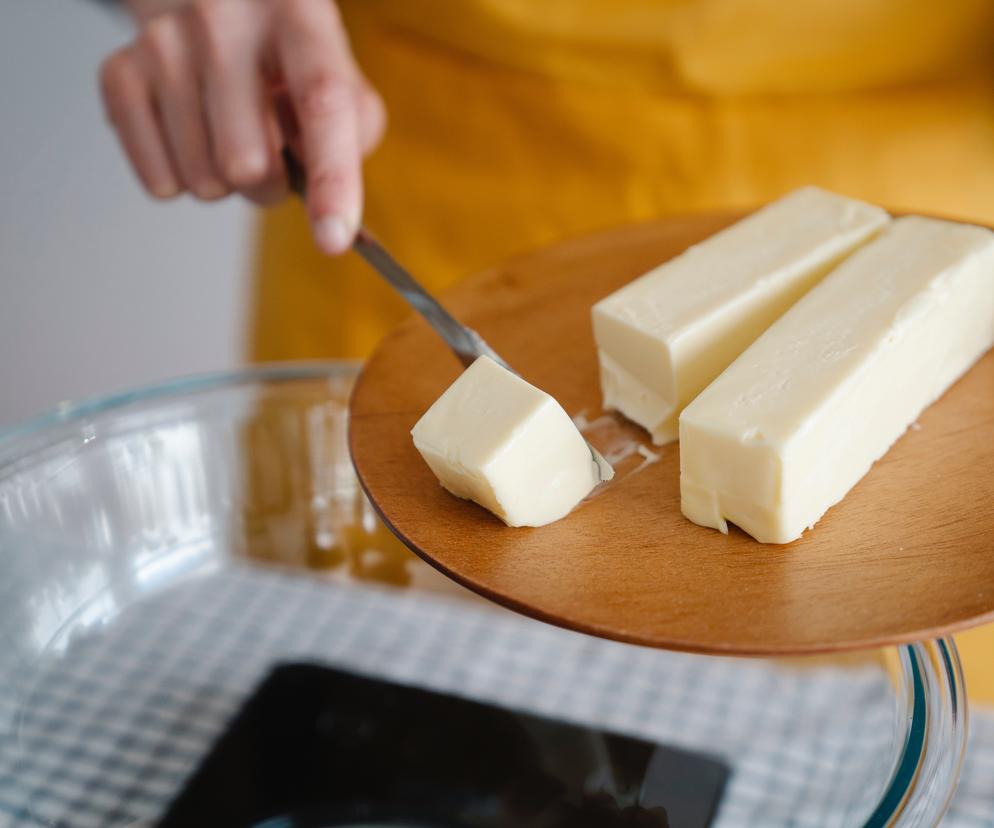 Masło towarem będzie luksusowym? Ceny coraz wyższe, a kostka coraz mniejsza