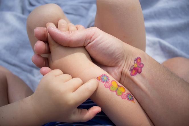 W ten sposób przedłużysz żywotność dziecięcego tatuażu. Wystarczy jeden kosmetyk