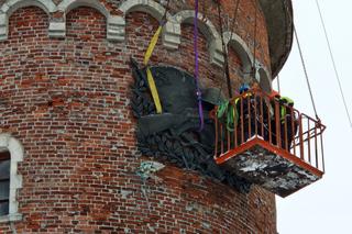 Relikt komunizmu zniknął z latarni morskiej w Kołobrzegu