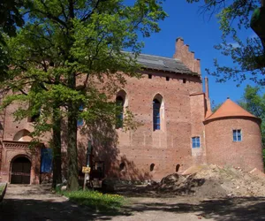 Średniowieczny zamek na Mazurach na sprzedaż