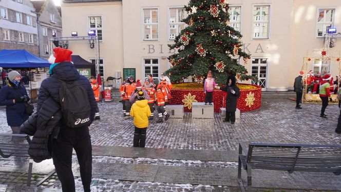 Bieg Mikołajów w Olsztynie. Około 400 osób pobiegło w charytatywnym celu [ZDJĘCIA]