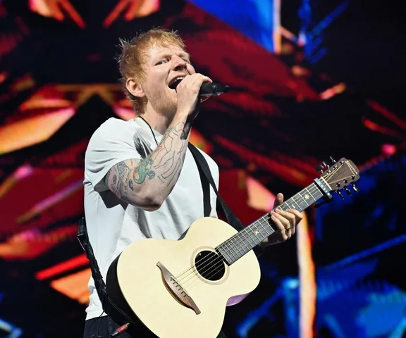Ed Sheeran w koszulce polskiego klubu. Tym gestem oczarował publikę we Wrocławiu!