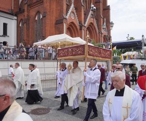 Boże Ciało 2024. Tłumy wiernych przeszły w procesji ulicami Białegostoku