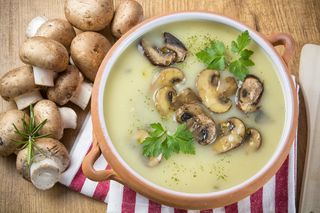  Zupa pieczarkowa jak u babci – sprawdzony przepis na kremowy, aromatyczny klasyk!