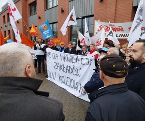 Pracownicy Zakładu Linii Kolejowych pikietowali w Siedlcach! Poparli ich siedleccy radni