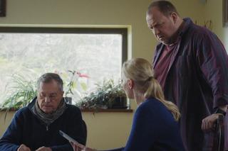 M jak miłość odc. 1805. Jagoda (Katarzyna Kołeczek), Tadeusz (Bartłomiej Nowosielski), Józef Modry (Stefan Friedmann)