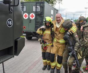 Efektowne ćwiczenia WOT w Czernikowie pod Toruniem. Scenariusz zakładał atak przeciwnika na szkołę z kilkudziesięcioma uczniami