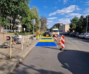 ​„Pocałuj i jedź”. Przy szkołach w Lesznie powstają specjalne strefy dla kierowców