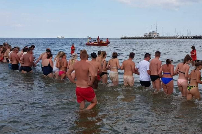 Sopot: Łańcuch życia dla 4-letniej dziewczynki. Na całym kąpielisku rozbrzmiały oklaski