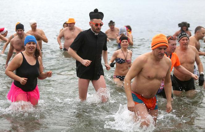 Nowy Rok w lodowatych wodach Bałtyku? Tak świeto spędzają Morsy [GALERIA]