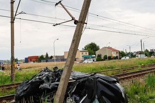 Dramat w Wielkopolsce. Samochód wjechał wprost pod pociąg