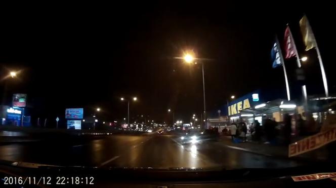 Szaleniec w audi na ul. Conrada. Wjechał w przystanek! [WIDEO]