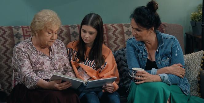 M jak miłość odc. 1689. Barbara (Teresa Lipowska), Basia (Karina Woźniak), Marysia (Małgorzata Pieńkowska)