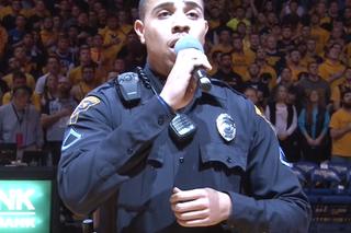 Policjant śpiewa hymn narodowy. Ciarki na plecach gwarantowane!