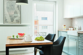 Biało-szara kuchnia z drewnianym blatem