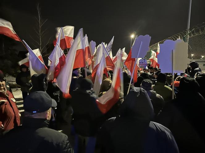 Manifestacja pod więzieniem, w którym przebywa Maciej Wąsik