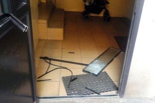 Cegła w dłoń i demolka na Pradze-Północ! Szokujące wybryki wandala
