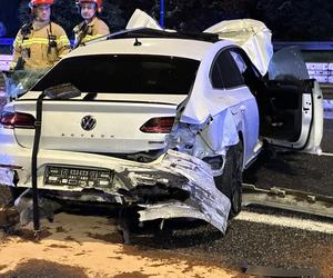 Tragiczny wypadek na Trasie Łazienkowskiej. Volkswagen wbił się w auto rodziny z dziećmi. Jedna osoba nie żyje