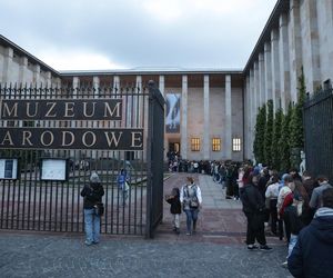 Noc Muzeów 2025. Warszawiacy szturmowali muzea nocą
