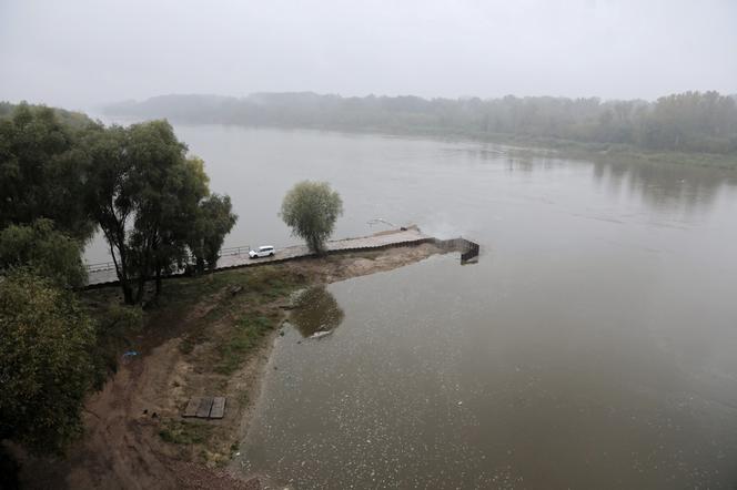 Most pontonowy na Wiśle zdemontowany. Ścieki znów wpadają do rzeki