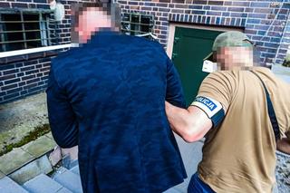Rozbój w Zabrzu. Sprawcy grozili mężczyźnie nożem i atrapą broni. Zmusili go do przelania im miliona złotych