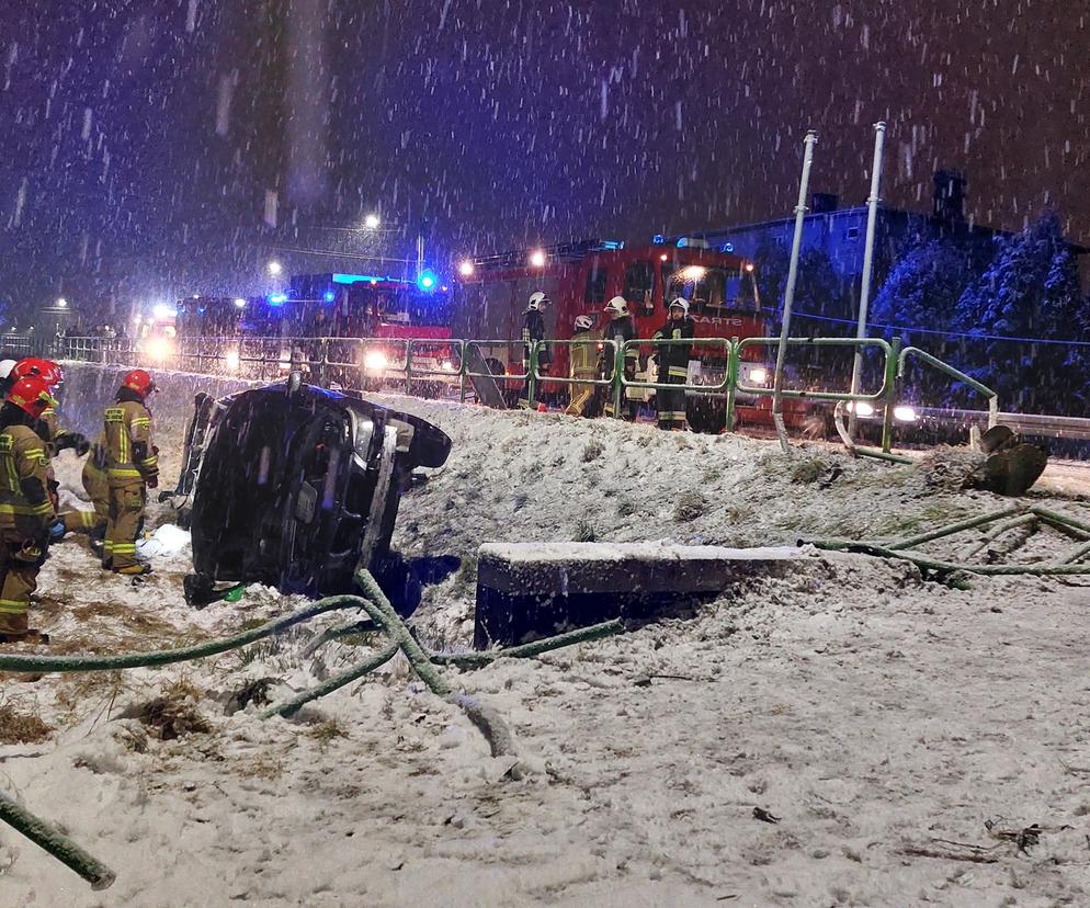 Przyszowice: Auto wyleciało z drogi. Dwie osoby trafiły do szpitala
