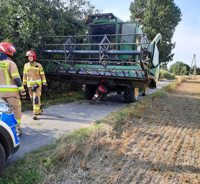 Motocyklem...staranował kombajn! Spod kolosa wyszedł o własnych siłach!