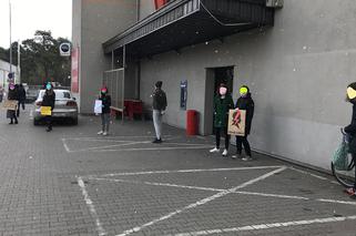 Mieszkanki Otwocka protestują w kolejce do sklepu. To pierwsza taka akcja w historii miasta [GALERIA]