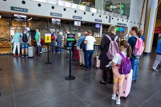   Tłumy na lotnisku w Szymanach. Wystartował pierwszy wakacyjny lot do Albanii. Zobacz zdjęcia