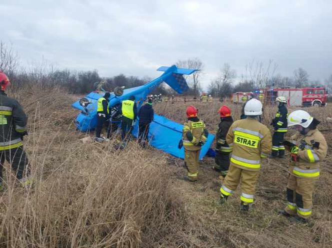Szokujący wypadek pod Tarnowem! Awionetka wylądowała na dachu. Pilot w szpitalu [ZDJĘCIA]