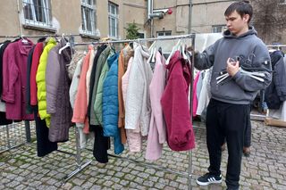 ​Trwa finał akcji „Podziel się kurtką - Przytul kurtkę” w Lesznie. Dzielących się i korzystających nie brakuje