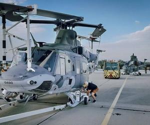 Czeski UH-1Y Venom i AH-1Z Viper podczas rozładunku