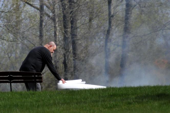 Cezary Żak pali plastikowe śmieci