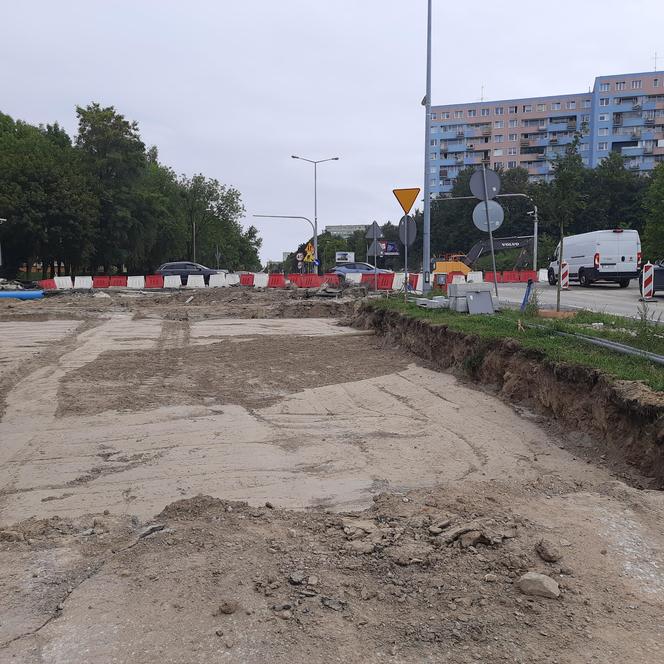 Poślizg na ważnej arterii Olsztyna. Przedłuży się remont ulicy Pstrowskiego