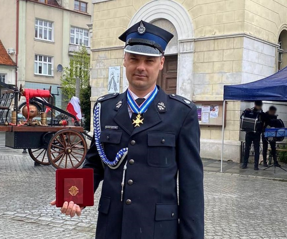Młodszy aspirant Wojciech Brzechwa z odznaczeniem Krzyża Rycerskiego Św. Floriana