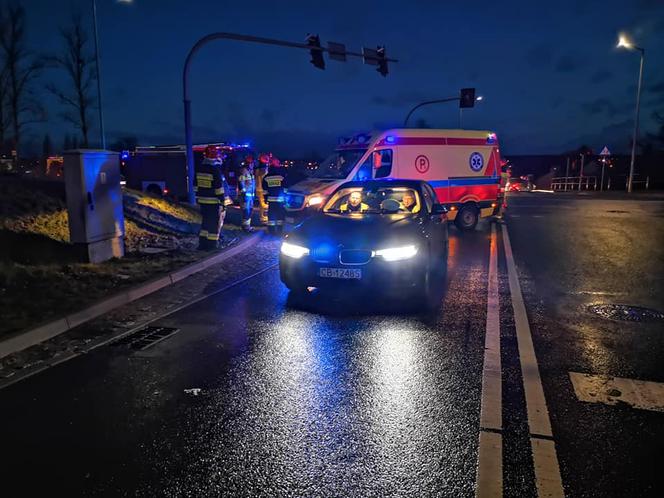 Groźny wypadek na ul. Nowotoruńskiej w Bydgoszczy. Jedna osoba trafiła do szpitala! [ZDJĘCIA]