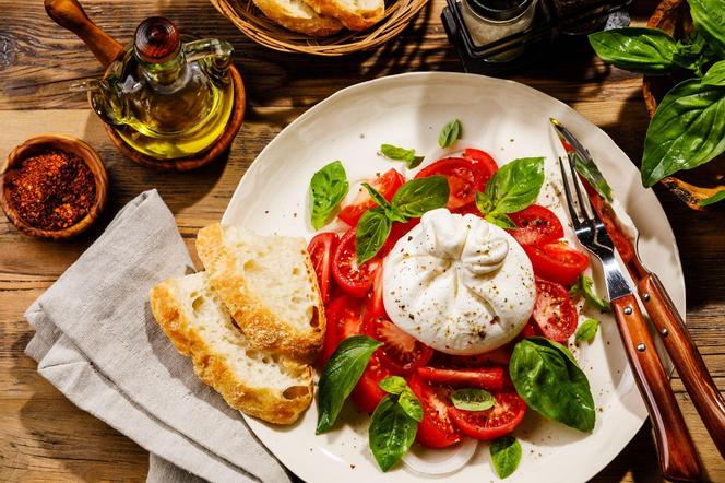 burrata z pomidorami