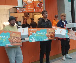 Tłumy na otwarciu Popeyes w Olsztynie. Rekordzista czekał w kolejce ponad 20 godzin