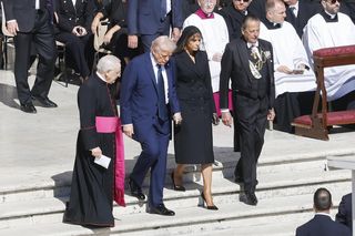 Trump i Zełenski złamali zasady na pogrzebie Franciszka