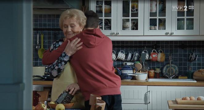 M jak miłość, odcinek 1515: Pożegnanie Mateusza z babcią. Serce Barbary pęknie po jego wyprowadzce z Grabiny