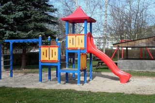 Podejrzany samochód krążył po dwóch miejscowościach. Podjeżdżał pod place zabaw