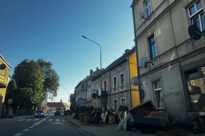 Powódź w Polsce. Bardo po przejściu wielkiej wody. Trwa wielkie sprzątanie. Straty i zniszczenia są ogromne [ZDJĘCIA]