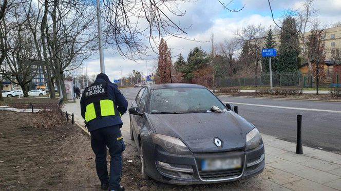 Samochód porzucony na chodniku przy ul. Odyńca 